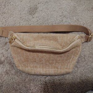 Stoney Clover Lane tan houndstooth classic fanny pack